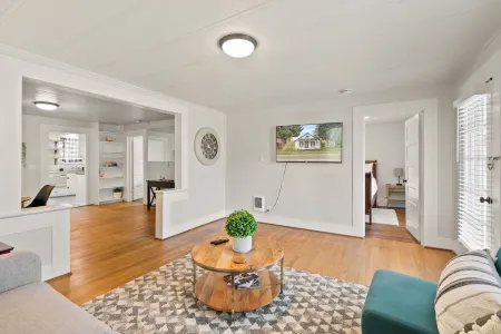 2-Bedroom Bungalow nestled close to Urban Centers Отели рядом с достопримечательностью «Interstate Bridge»