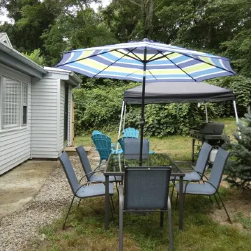 Cape Cod Cottage, Short Walk to Wequaquet Lake Private Beach and Cranberry Bogs