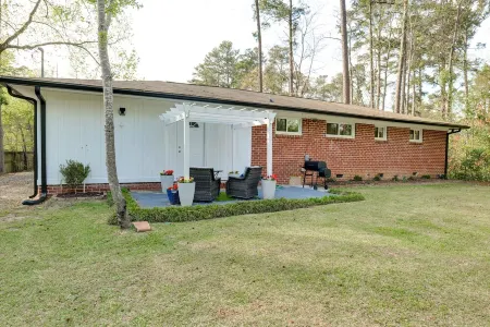 7 Minutes from Augusta National Golf Club, close to I-20 & Augusta Airport! Отели рядом с достопримечательностью «DEFY Augusta»