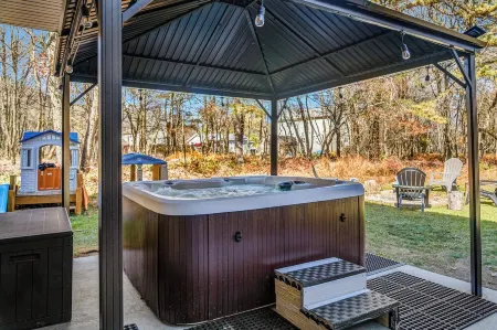 CozyPoCoNoGetawaySecluded Home with Hot TUB, Fast  Wi-FI, pet friendly