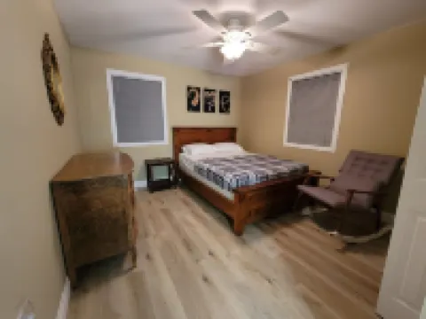 Firefly Hut - Cheerful 6-bedroom cottage with serene beauty