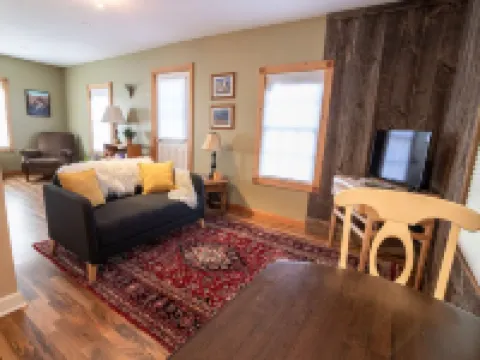 Newly remodeled, private, sunny downtown apartment; near restaurants & shopping. Hotel di Viroqua