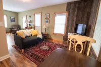 Newly remodeled, private, sunny downtown apartment; near restaurants & shopping.