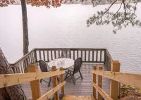 Cozy Lake Front Cottage, Escape with Amenities