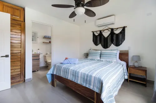 Seaside Solace - 2 Bedrooms 500 Meters To Beach