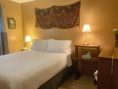The Hacienda on South Chesterman. One minute walk to the beach. Relax and Unwind Merge附近的飯店