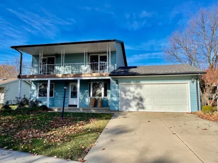 Extra clean home-free parking & Wi-Fi/self-check-in Отели в г. Шампейн