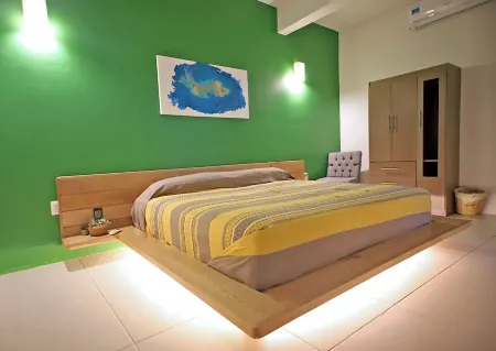 2 BR - Fast Internet, King beds, AC, Near beach w/Pool Отели рядом с достопримечательностью «Playa Carrizalillo»