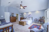 Beautiful Open Floorplan Home with Pool few min drive to Lake Austin & Travis Hotels near Oasis Texas balcony view