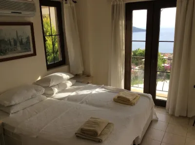 2 bed self contained furnished flat with pool, 5 mins from town and beach.