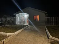 Comfy two-bedroom house in Camelot Village, Discovery Bay. Hotels near Tear Drop Blue Pond