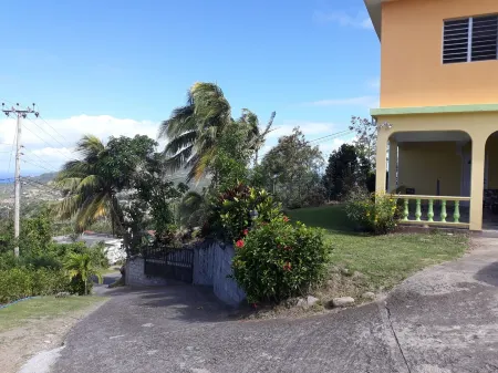 Spacious 1 bedroom Apartment to rent in Montserrat West Indies. Отели в г. Cudjoehead