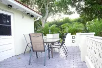 Niko's Beach Home Perfect Location In The Cove