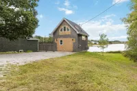 Cozy Bells Cove Retreat – Stylish Loft with Harbour Views & Walkability Hotels near Ross-Thomson House & Museum