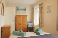 Apartment set in stunning grounds with coastal views & access to coastal paths