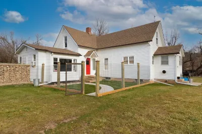 Swisher Farmhouse @ Granny Flats Hotels near Chris' Campground