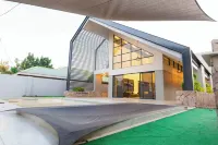 Modern 4-bedroom house in enchanting Victoria Falls with AC, Pool & WiFi