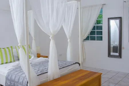 Summer Breeze  -  secluded 4 bed 4 bathroom Villa with Pool and Pool Lounge Отели рядом с достопримечательностью «Редут Бич»