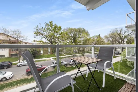 New Modern Condo | Steps from Rogers Place and Macewan University! Отели рядом с достопримечательностью «Art Gallery of Alberta»