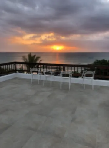 Fully staffed. private, Beachfront villa with a pool in Negril, Jamaica