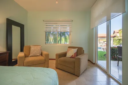 Quiet and Cozy Eagle Beach Area w/King Bed