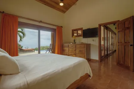 Ocean view home in Dominical w/ pool & WiFi / 8p