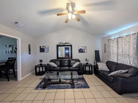 Cozy 3-bedroom condo with WiFi, AC in adorable Longview. Long stays welcomed