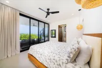 Stunning new 4-bedroom ocean view modern beach home overlooking Flamingo Marina. Hotel in zona Playa Potrero