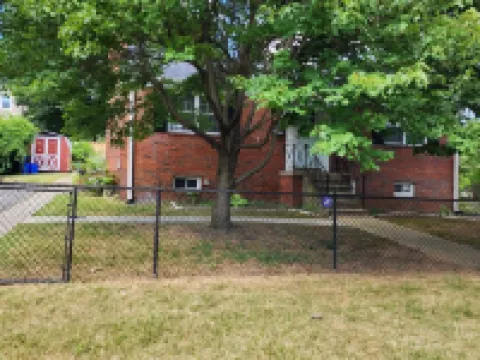 Convenient/family friendly home with yard driveway 銀泉酒店