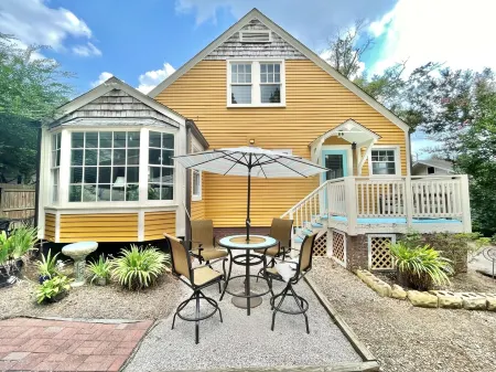1918 Downtown Cary w/ 4BR+3BA ~ walk 2 new park shops breweries & restaurants! Отели рядом с достопримечательностью «Aspen Center»
