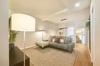 Modern 2 Bed Apt in Campolide near Amoreiras Hotels in Campolide