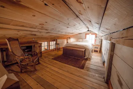 Cozy 2-bedroom cabin in enjoyable Londonderry with AC with hot tub and sauna