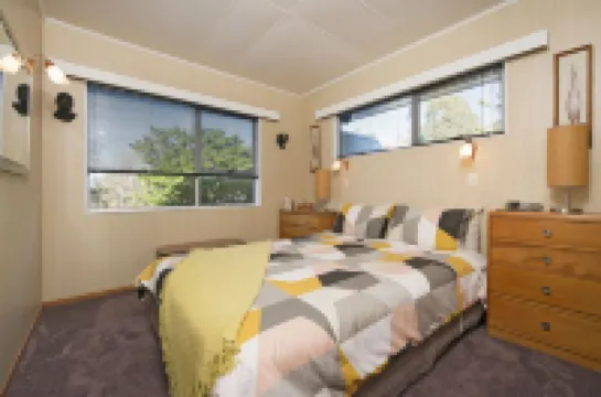 Absolute Beachfront Oasis with Sea Views & Hot Tub โรงแรมใน