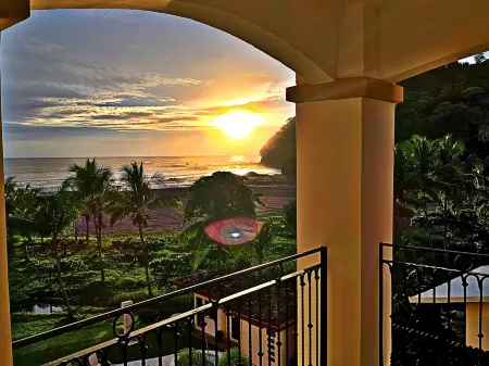 Beautiful Beachfront Ocean View Condo