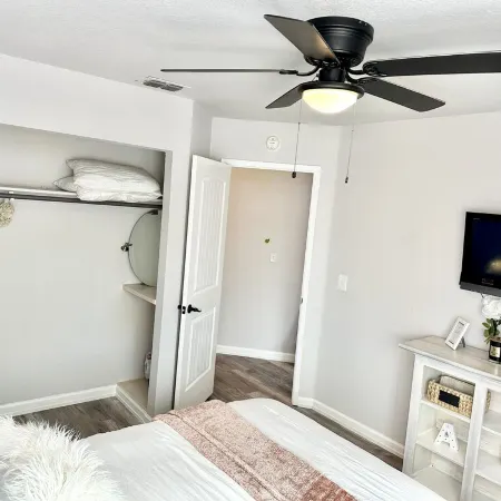Spacious 4 Br Home, with Fireplace, Wet Bar, Pool, & Indoor Jacuzzi Tub.