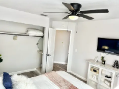 Spacious 4 Br Home, with Fireplace, Wet Bar, Pool, & Indoor Jacuzzi Tub.