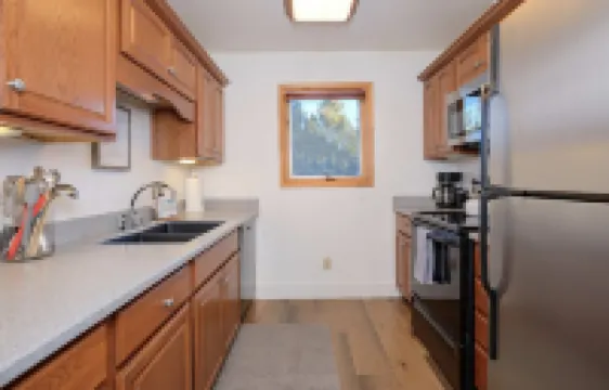 Hot tub, Sauna, summer Pool in The Great Outdoors! Clean & comfy beds.