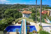 Amazing views, 5 minutes from downtown or the beach, quiet area of town