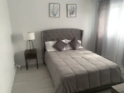 Modern Townhouse Near Beach and Grocery Store โรงแรมใน