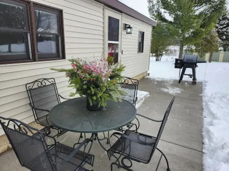 Cozy 1-bedroom cottage on a horse farm 15 minutes from Traverse City