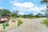 Pet-Friendly Fredericksburg Cabin w/ Hot Tub! - Hot Tub
