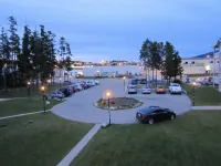 Misty Mountain Inn & Suites - parking