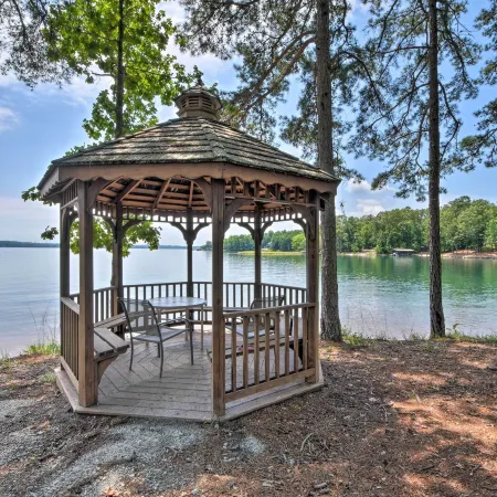 Condo on Lake Keowee w/ Resort Amenities & Pool!