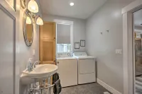 < 1 Mi to Dtwn Ludington: Bright Lower-Level Unit - parkir