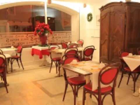 Hotel le 5 Hotels in Martigues