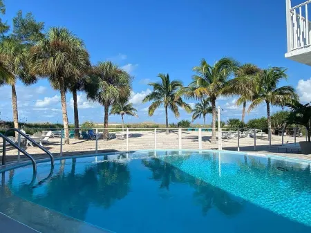 The Molloy - A Boutique Beach Resort Отели в г. Треже Айленд