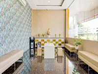 LG Hotel Jember by Callirooms โรงแรมในเจมเบอร์