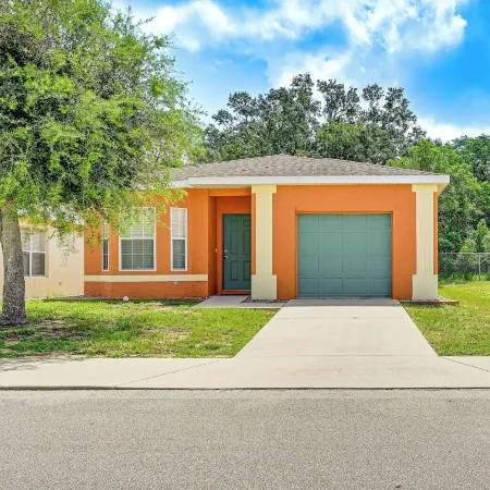 Pet-Friendly Gem with Yard and Pool Access in Sebring