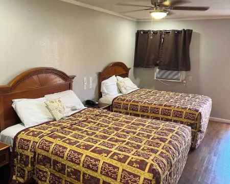 Ladybird Inn Hotels in Blanco County