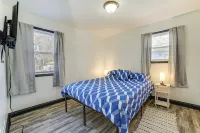 3 Mi to Hard Rock Casino: Charming Home in Gary! - Homestays